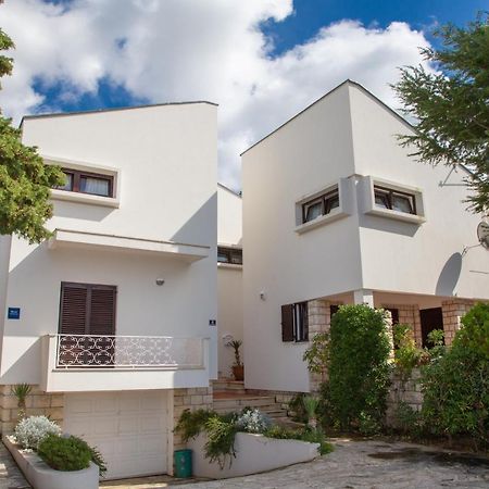 House Emilija Apartment Новаля Екстериор снимка